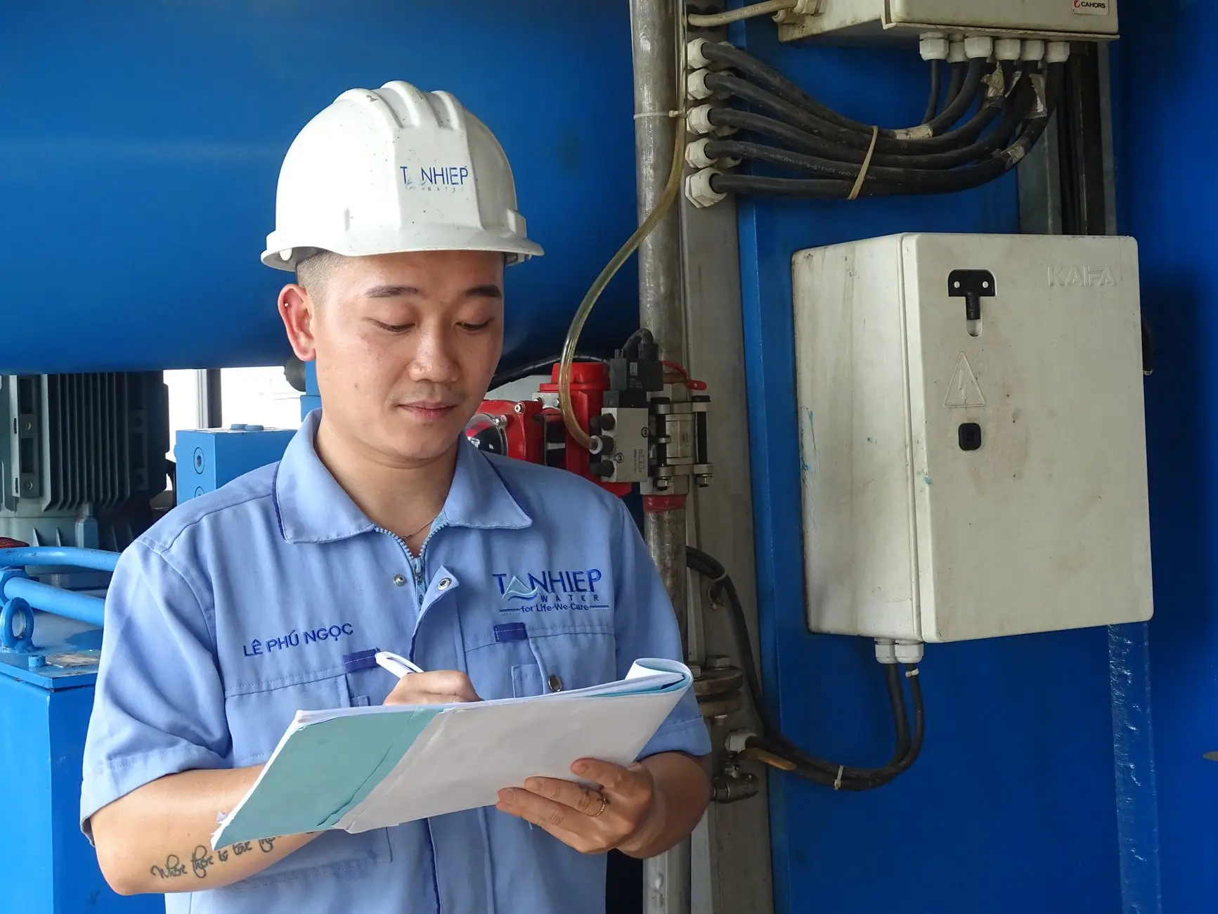 2025年光伏组件效率突破趋势及对工商业电站成本的影响