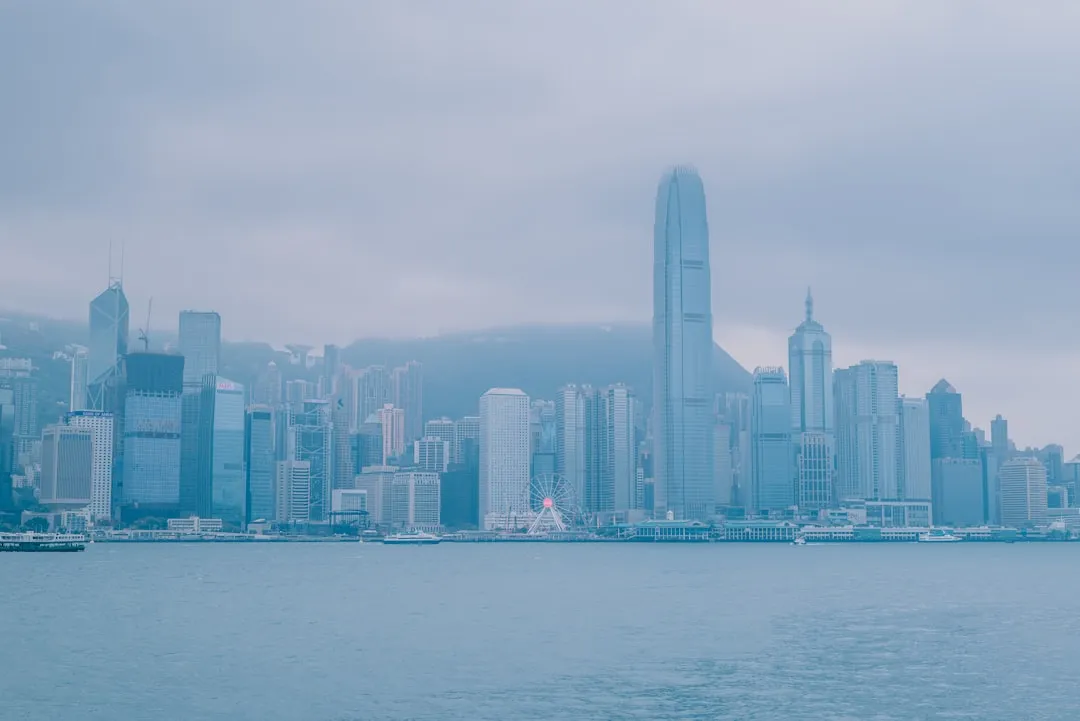 工商业屋顶光伏组件选型对比：单晶硅与多晶硅的效能差异分析